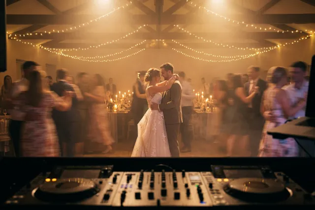 Kolik stojí hudba na svatbu, ceny DJ, kapely i sólistů
