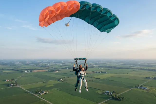Tandemový seskok padákem, jak probíhá, kdo může skákat a kolik stojí