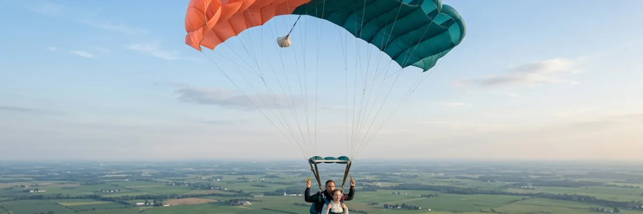 Tandemový seskok padákem, jak probíhá, kdo může skákat a kolik stojí