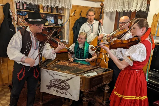 Lidová muzika FRGÁL